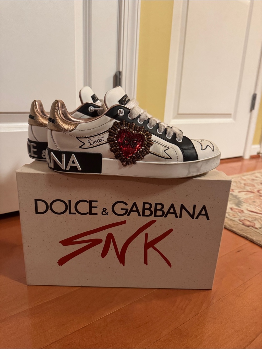 Dolce & Gabbana White Black Kids Heart-Embellished Sneakers with Gold Heel